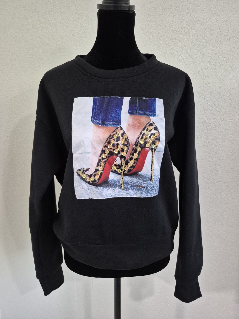 Vivid Black Graphic Crewneck Sweatshirt with Leopard Heel Motif